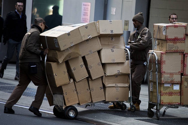 United Parcel Service has struggled in recent years to balance the booming business of e-commerce. As a result, it has introduced measures to cut costs including route-planning software, pooling deliveries and other initiatives. PHOTO: BLOOMBERG NEWS