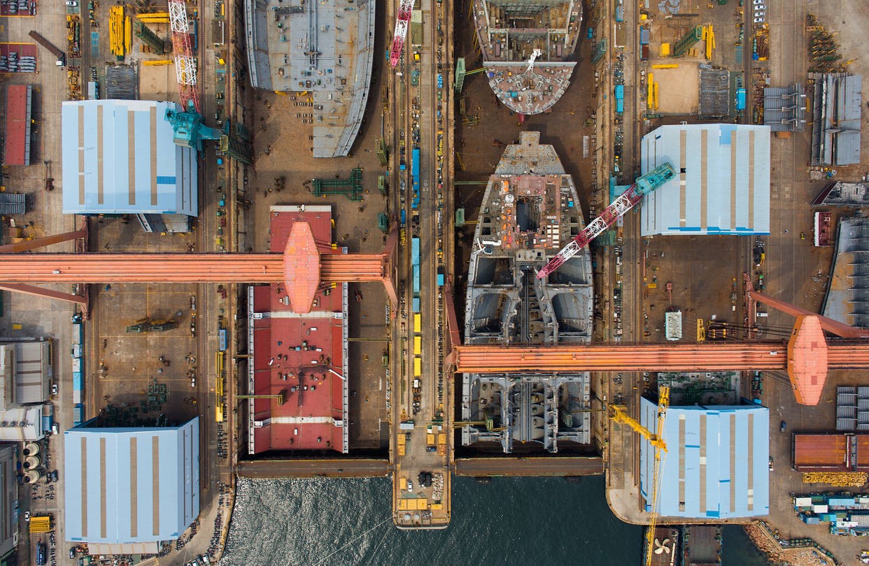 Ships stand under construction in this aerial photograph taken above the Hyundai Heavy Industries Co. shipyard in Ulsan, South Korea, in 2015. PHOTO: BLOOMBERG NEWS